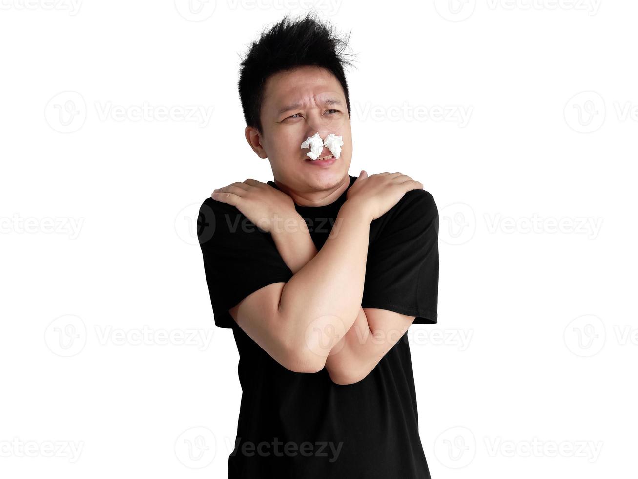 krank Mann Ausdruck Zittern mit kalt mit Gewebe im Nase isoliert auf Weiß Hintergrund foto