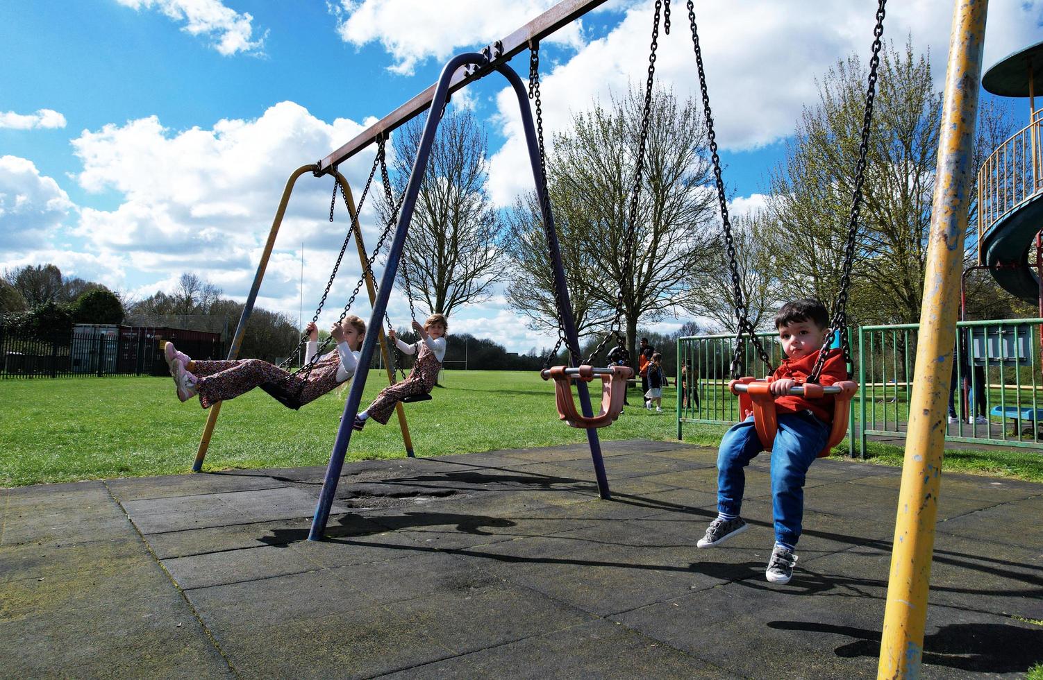 süß asiatisch pakistanisch Baby Ahmed Mustafain Haider ist genießen das schön sonnig Tag beim Krieg Öffentlichkeit Park von Luton Stadt, Dorf von England Vereinigtes Königreich. Bild war gefangen auf 03. April 2023 foto