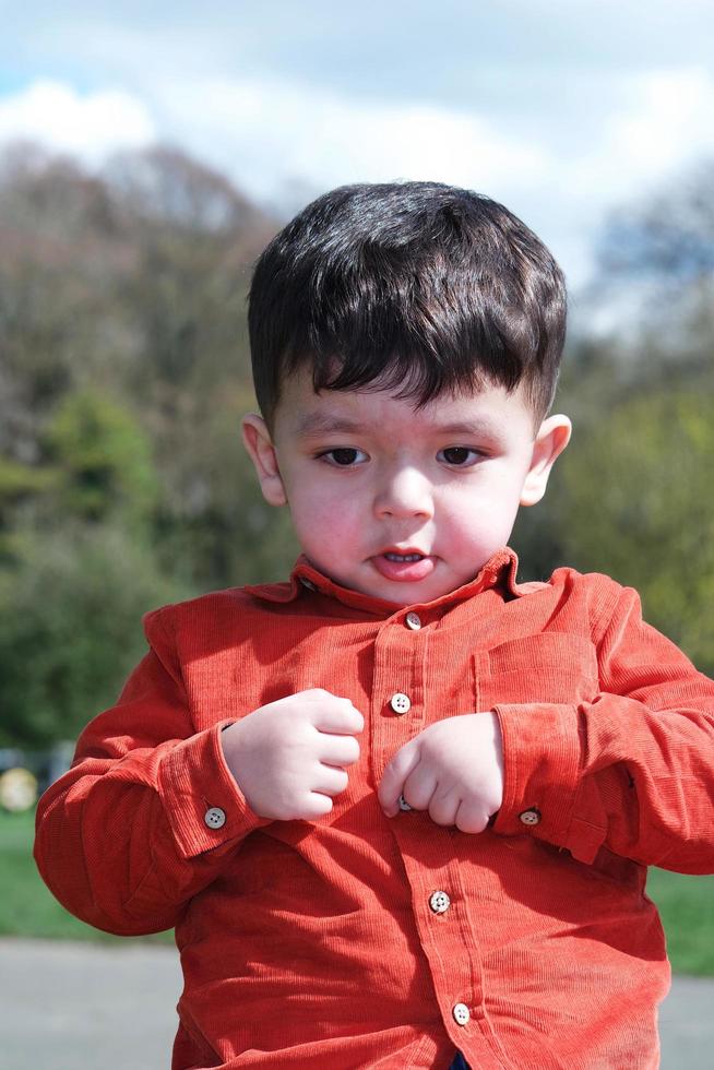 süß asiatisch pakistanisch Baby Ahmed Mustafain Haider ist genießen das schön sonnig Tag beim Krieg Öffentlichkeit Park von Luton Stadt, Dorf von England Vereinigtes Königreich. Bild war gefangen auf 03. April 2023 foto