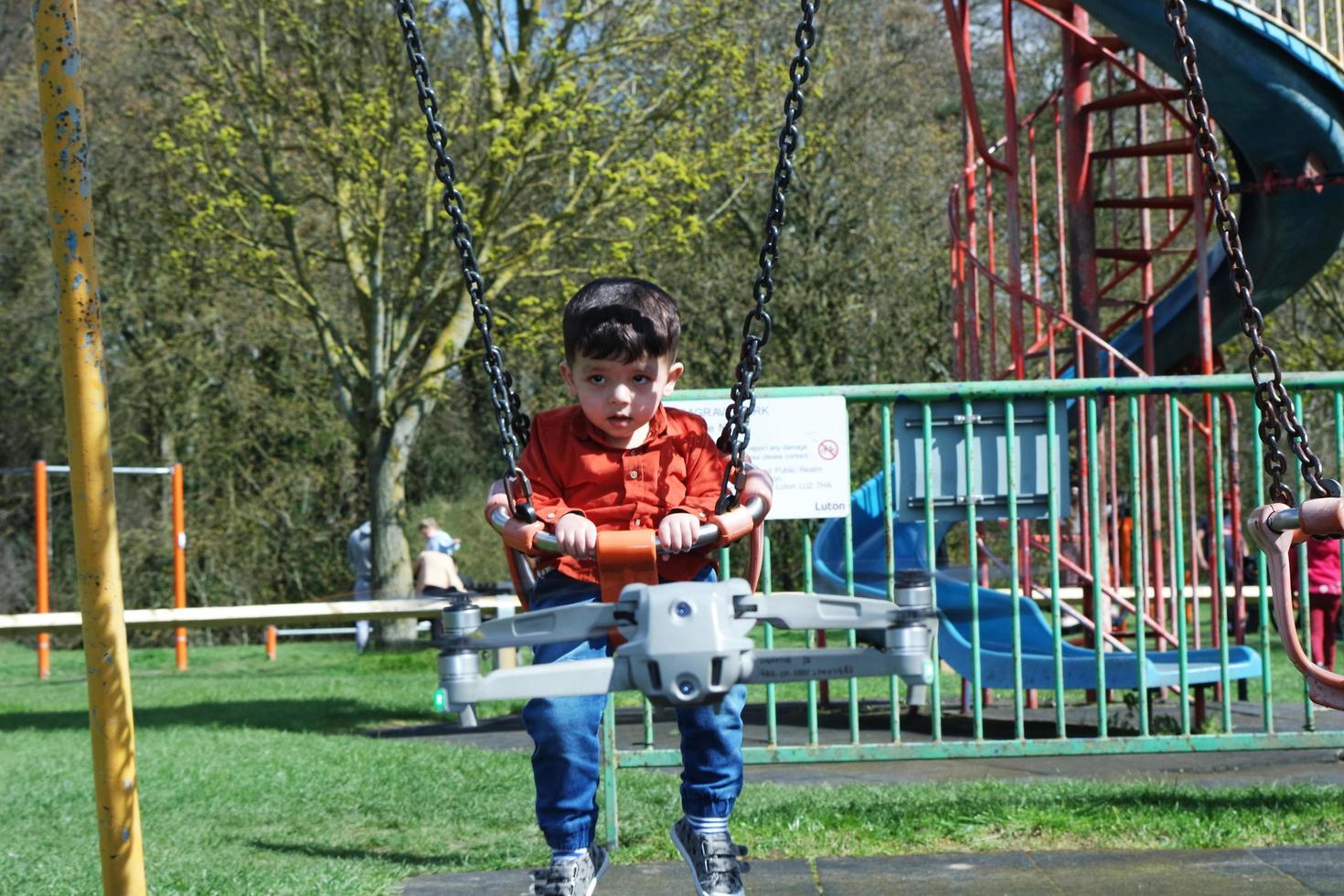 süß asiatisch pakistanisch Baby Ahmed Mustafain Haider ist genießen das schön sonnig Tag beim Krieg Öffentlichkeit Park von Luton Stadt, Dorf von England Vereinigtes Königreich. Bild war gefangen auf 03. April 2023 foto