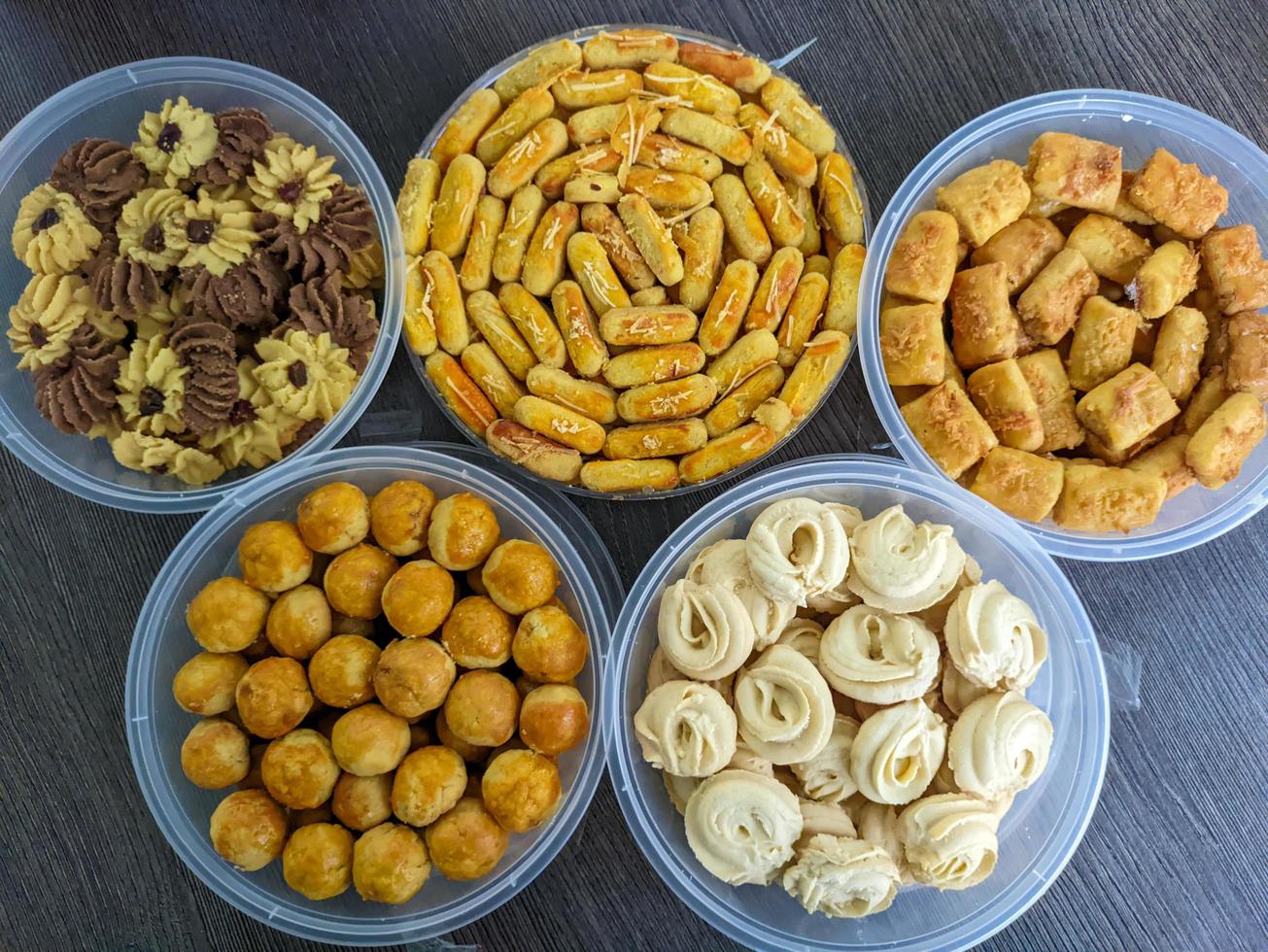 ein verschiedene Snacks von Gebäck serviert auf das Tabelle beim das Feier von eid al-fitr im Indonesien foto