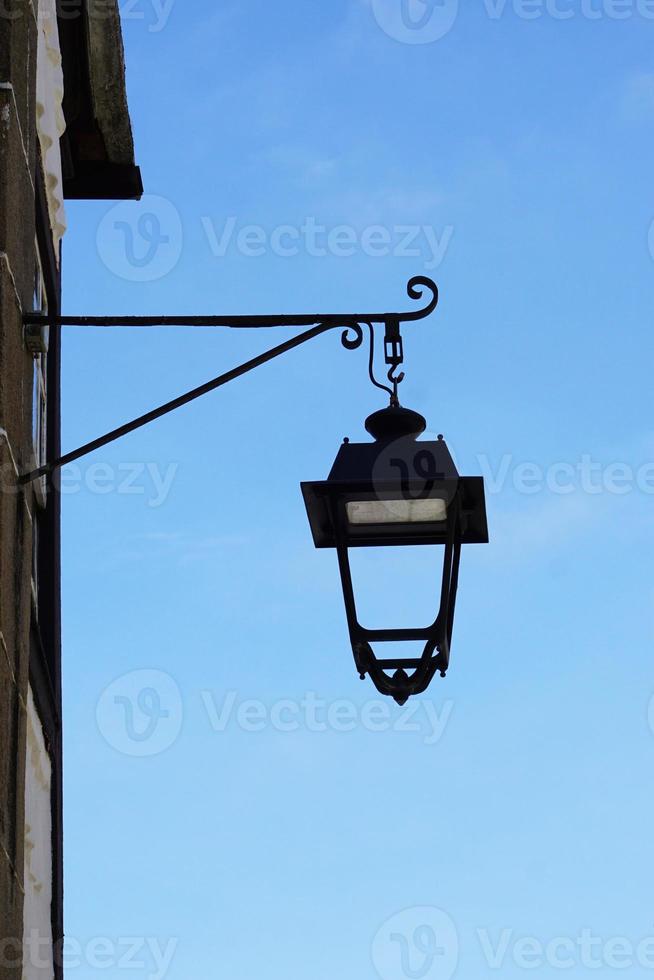 traditionell Straße Lampe Laterne hängend von das Mauer von ein historisch Gebäude foto