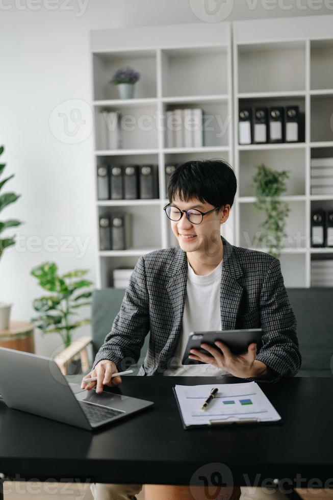 jung Geschäft Mann Exekutive Manager suchen beim Laptop Aufpassen online Webinar Ausbildung oder haben virtuell Treffen Video Konferenz tun Markt Forschung Arbeiten im Büro. foto