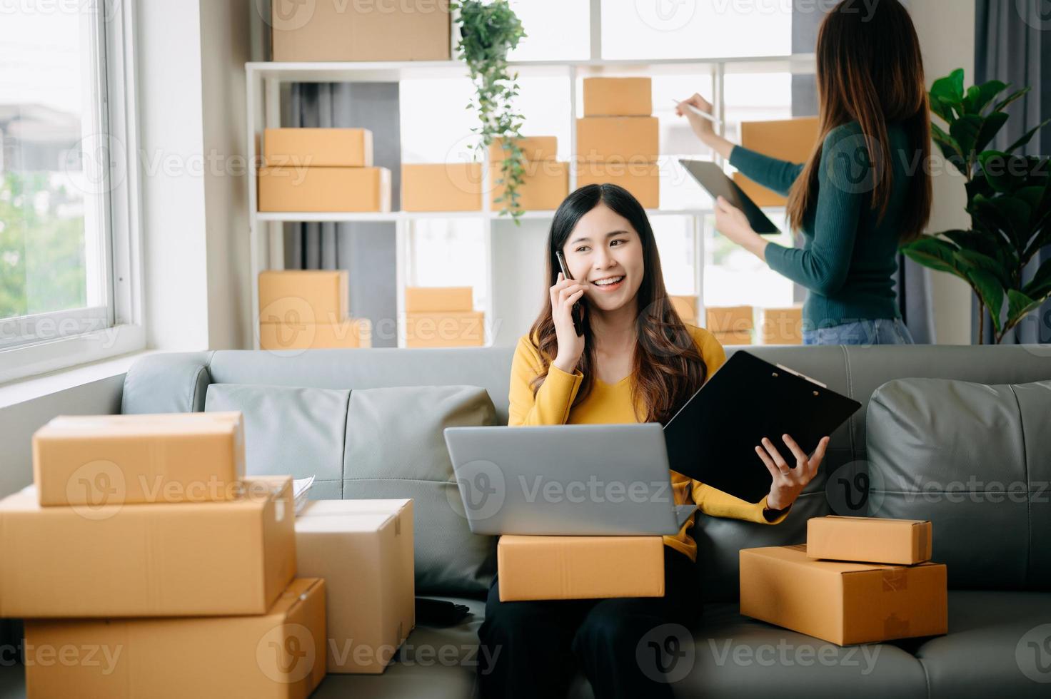 beginnend klein Unternehmen sme Besitzer, zwei prüfen online Aufträge Verkauf Produkte Arbeiten mit Kisten freiberuflich Arbeit beim Zuhause Büro mit Tablette und Laptop Marketing, wie online Einkaufen Konzept foto