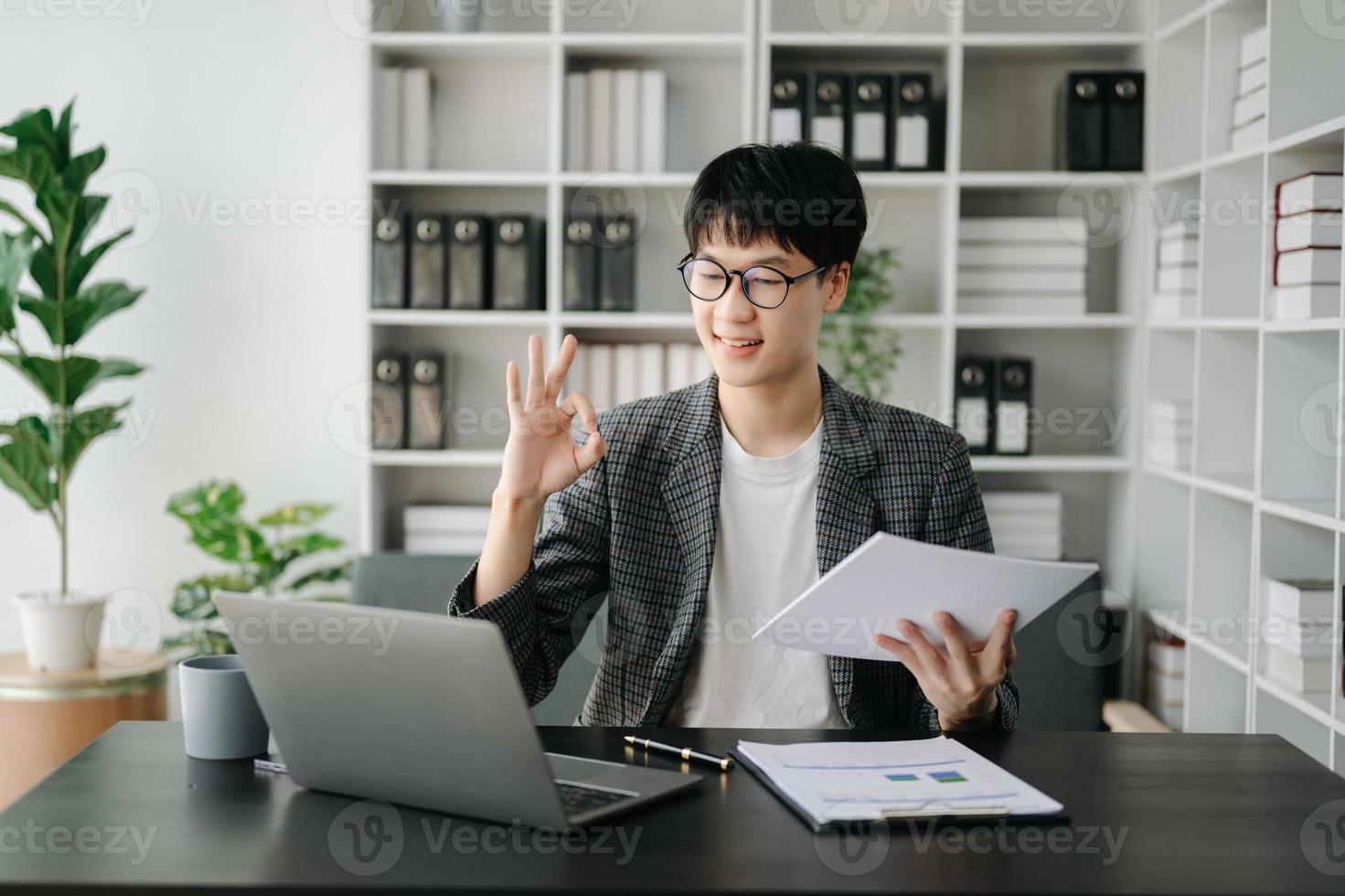 jung Geschäft Mann Exekutive Manager suchen beim Laptop Aufpassen online Webinar Ausbildung oder haben virtuell Treffen Video Konferenz tun Markt Forschung Arbeiten im Büro. foto