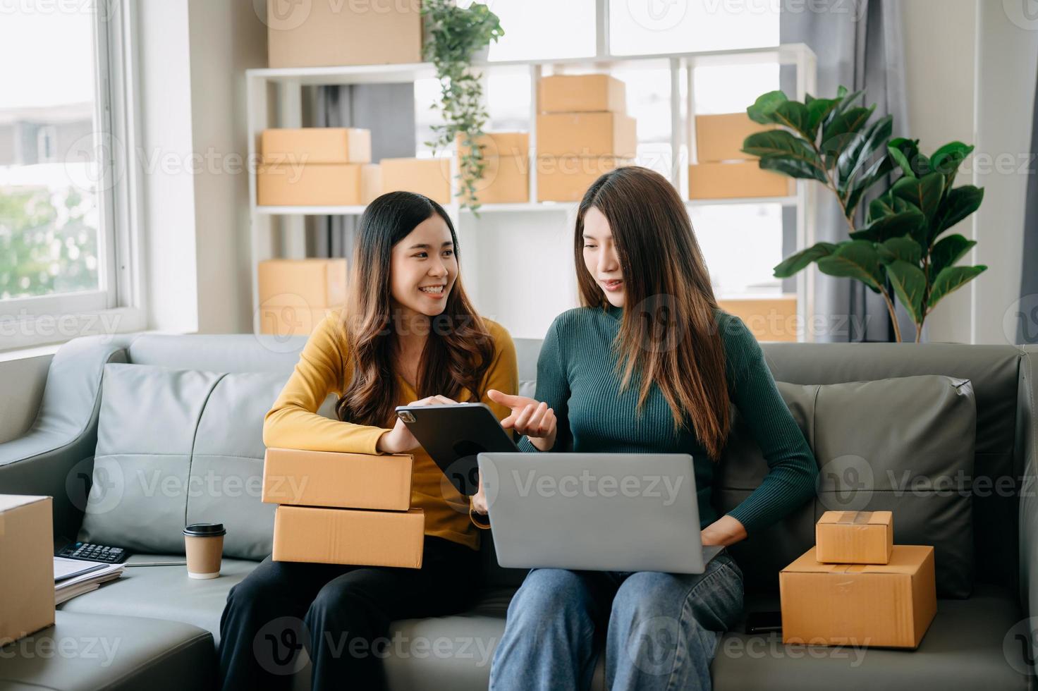 beginnend klein Unternehmen sme Besitzer, zwei prüfen online Aufträge Verkauf Produkte Arbeiten mit Kisten freiberuflich Arbeit beim Zuhause Büro mit Tablette und Laptop Marketing, wie online Einkaufen Konzept foto