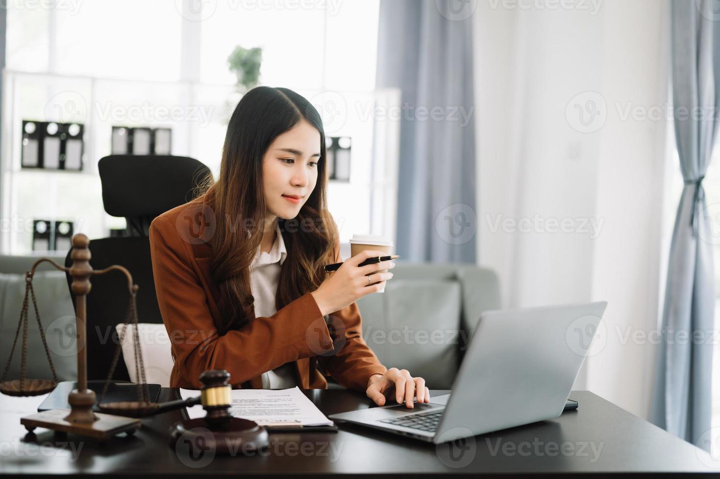 asiatisch weiblich Anwalt chatten online mit Klient auf Laptop, Smartphone diskutieren Einzelheiten von Klage. im modern Büro foto