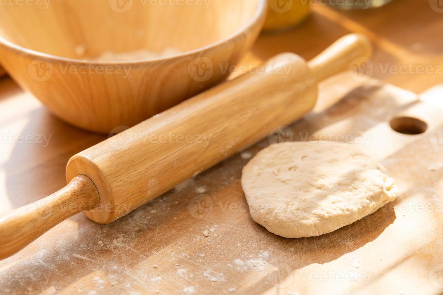 frisch roh Teig zum Pizza oder Brot Backen auf hölzern Tisch. Pizza Teig. foto