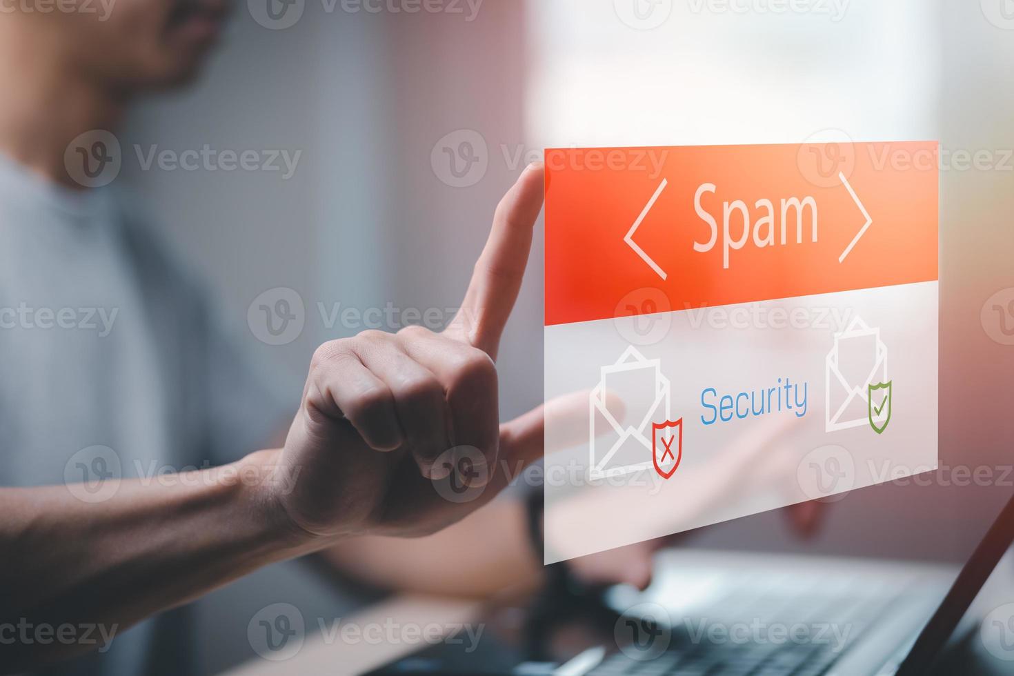 E-Mail-Konzept mit Laptop-Spam und Virencomputer-Monitor Internet-Sicherheitskonzept, Geschäftsmann, der E-Mail mit einem Laptop liest. Spam, Junk und E-Marketing auf dem Bildschirm, Popup-Warnung für Spam-E-Mails. foto