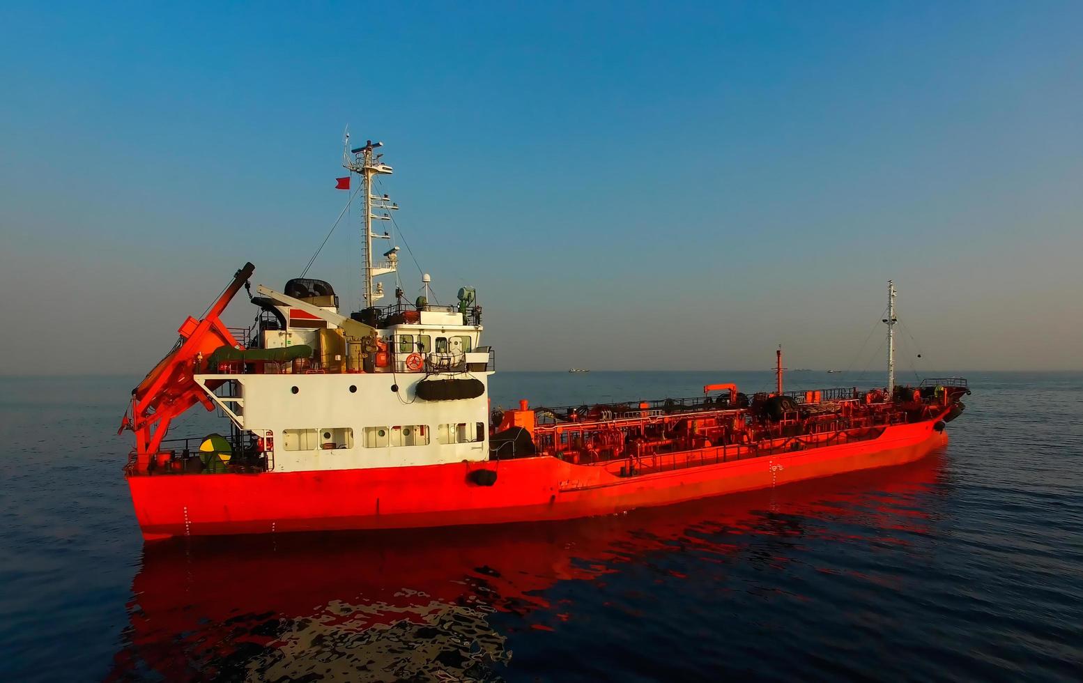 Luftaufnahme der Seelandschaft mit einem roten Schiff foto