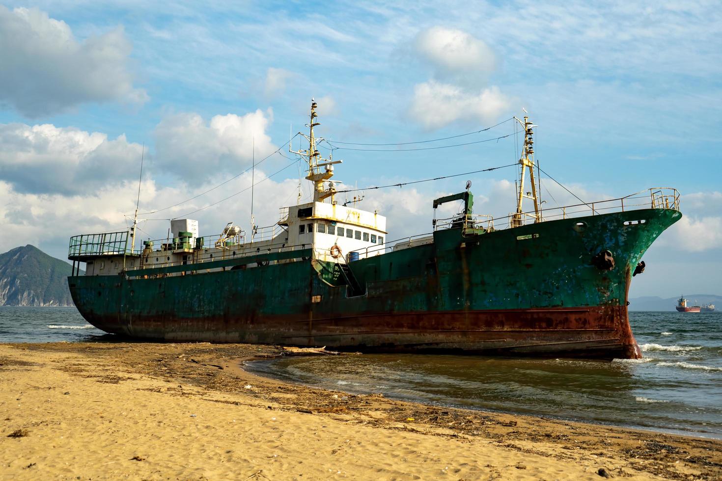 Seelandschaft mit einem gestrandeten Schiff. Nachodka, Russland foto