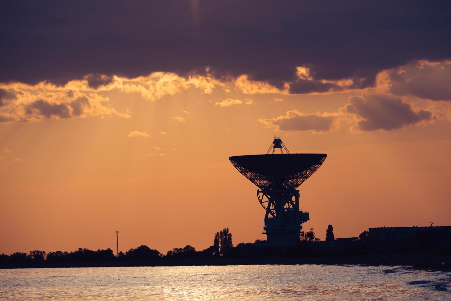 Radioteleskop r-2500 rt-70 auf dem Hintergrund eines schönen Sonnenuntergangs. foto