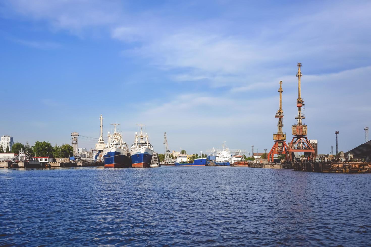 Hafen einer großen russischen Stadt mit Schiffen foto