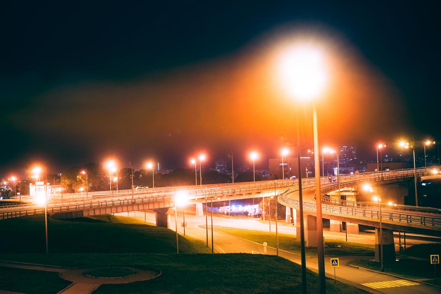 Nachtlandschaft mit Blick auf die goldene Brücke. foto