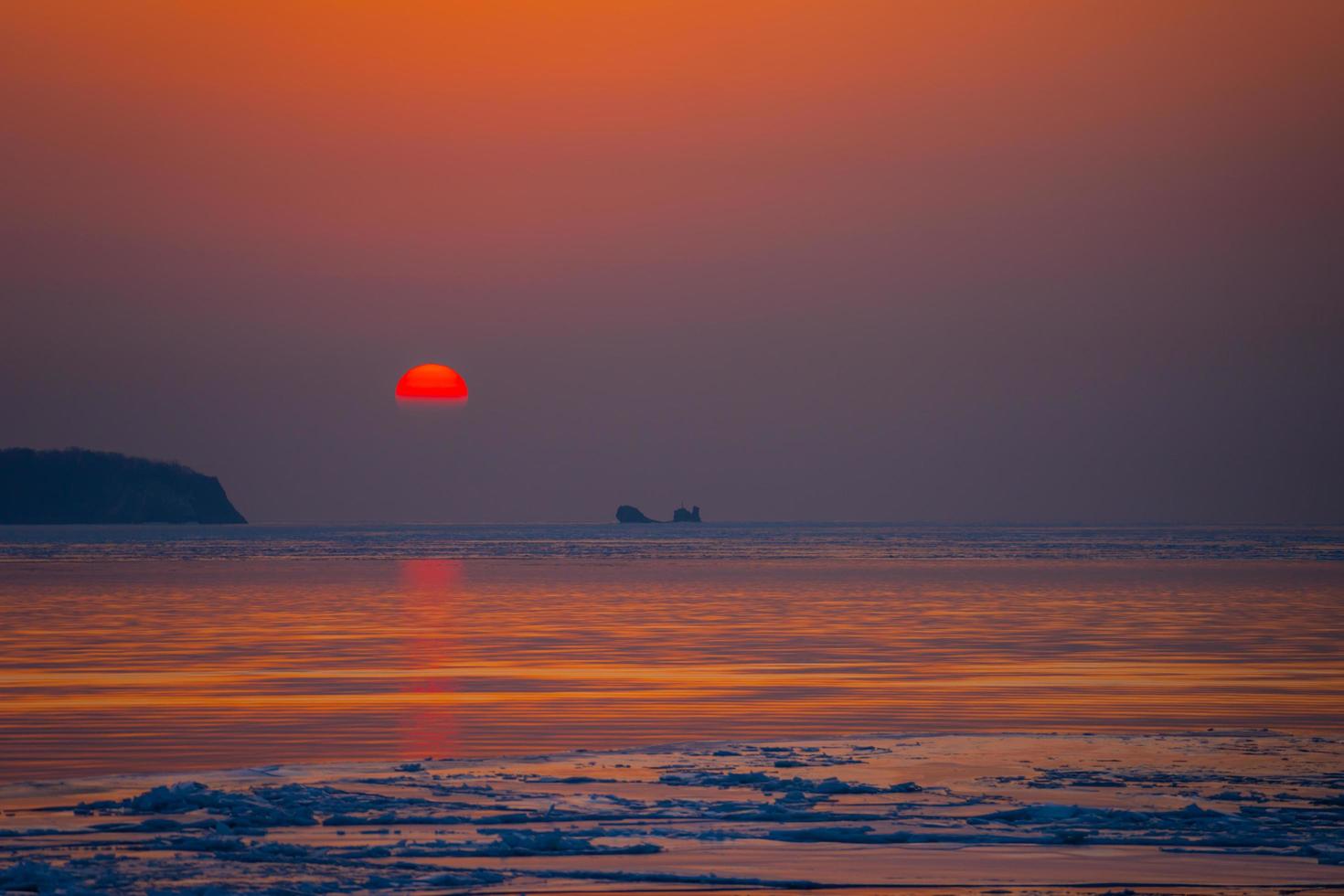 Seestück Eisstrand und der rote Sonnenuntergang. foto