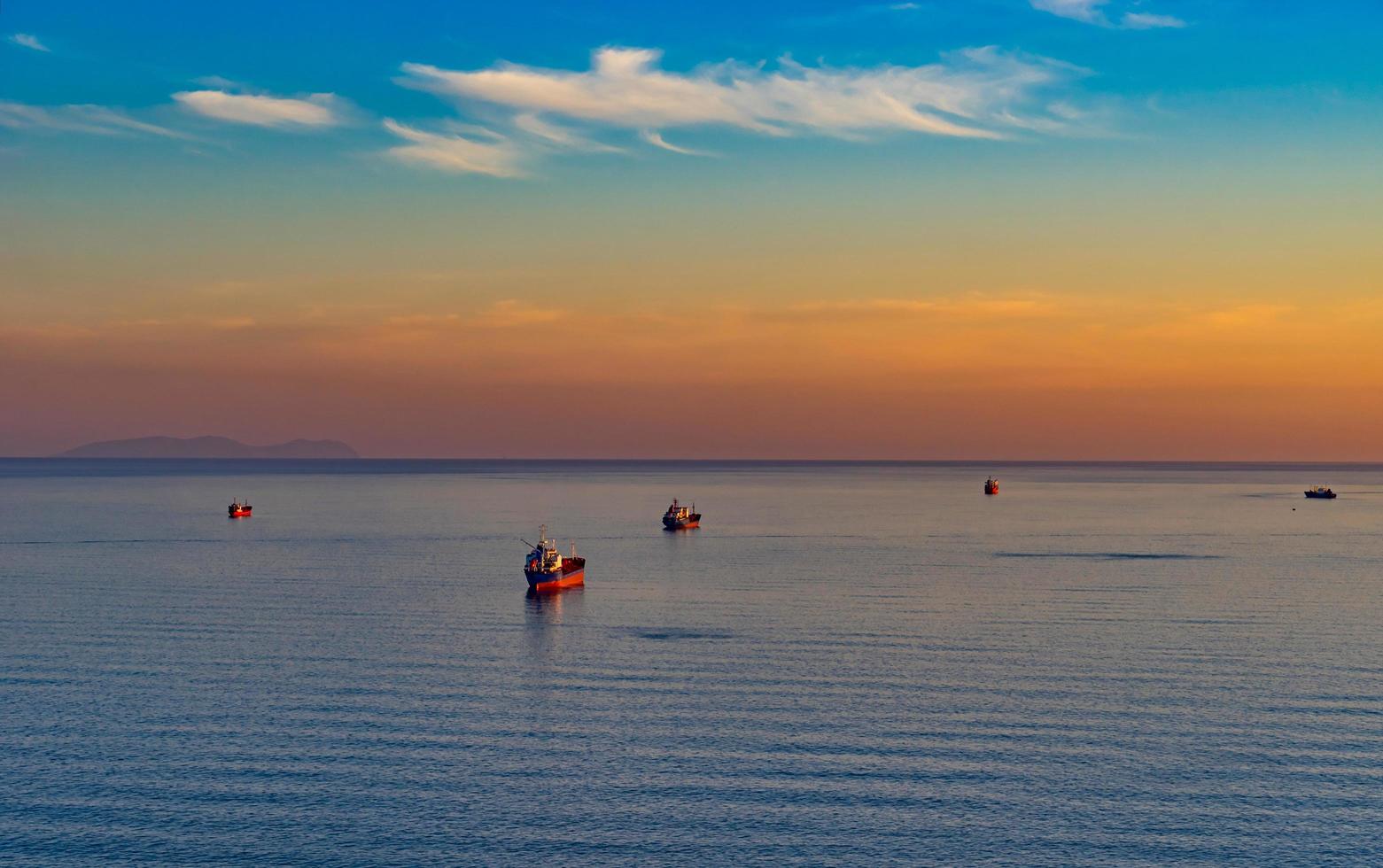 Seelandschaft mit Tanker und Schiffen auf dem Hintergrund des Meeres und der Küste. foto