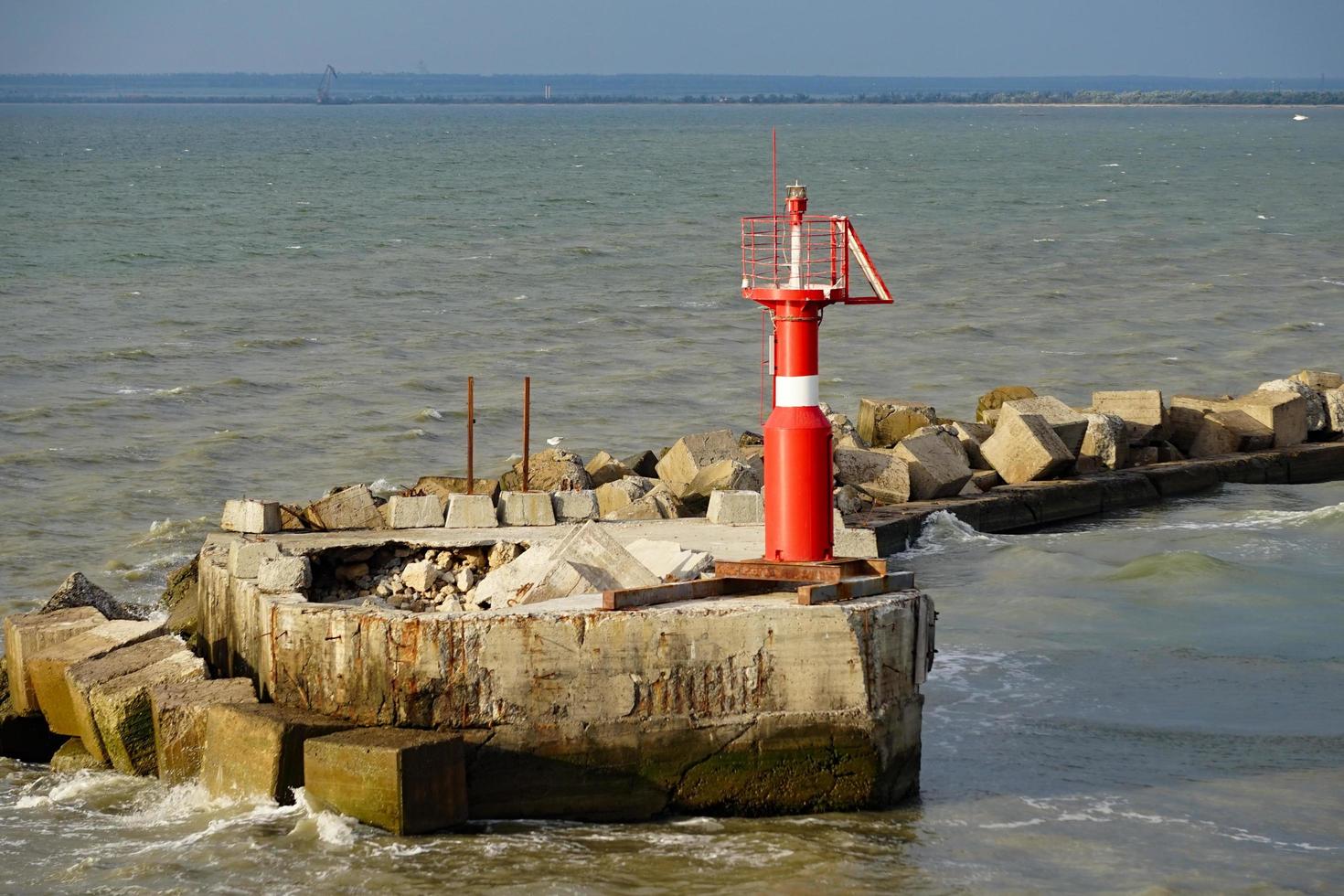 Seelandschaft mit Blick auf den roten Leuchtturm. foto