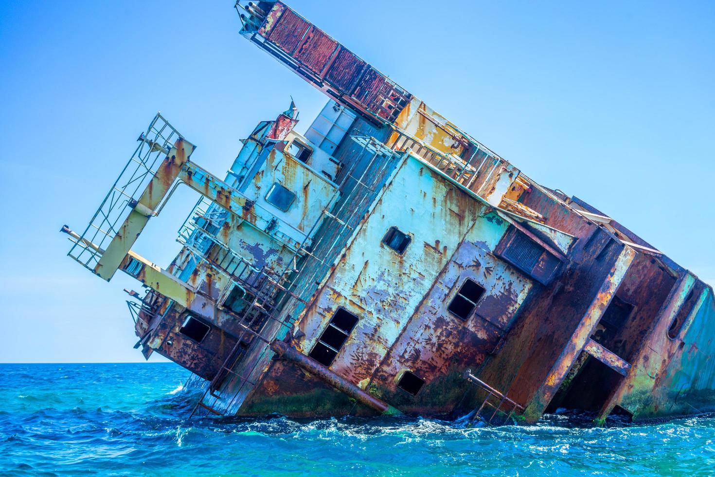 Ein Teil des Schiffswracks ragt aus dem Wasser foto