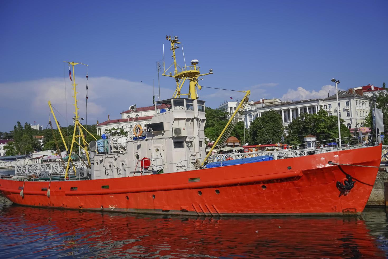 Seelandschaft mit einem Schiff in der Bucht von Sewastopol gegen den blauen Himmel. foto