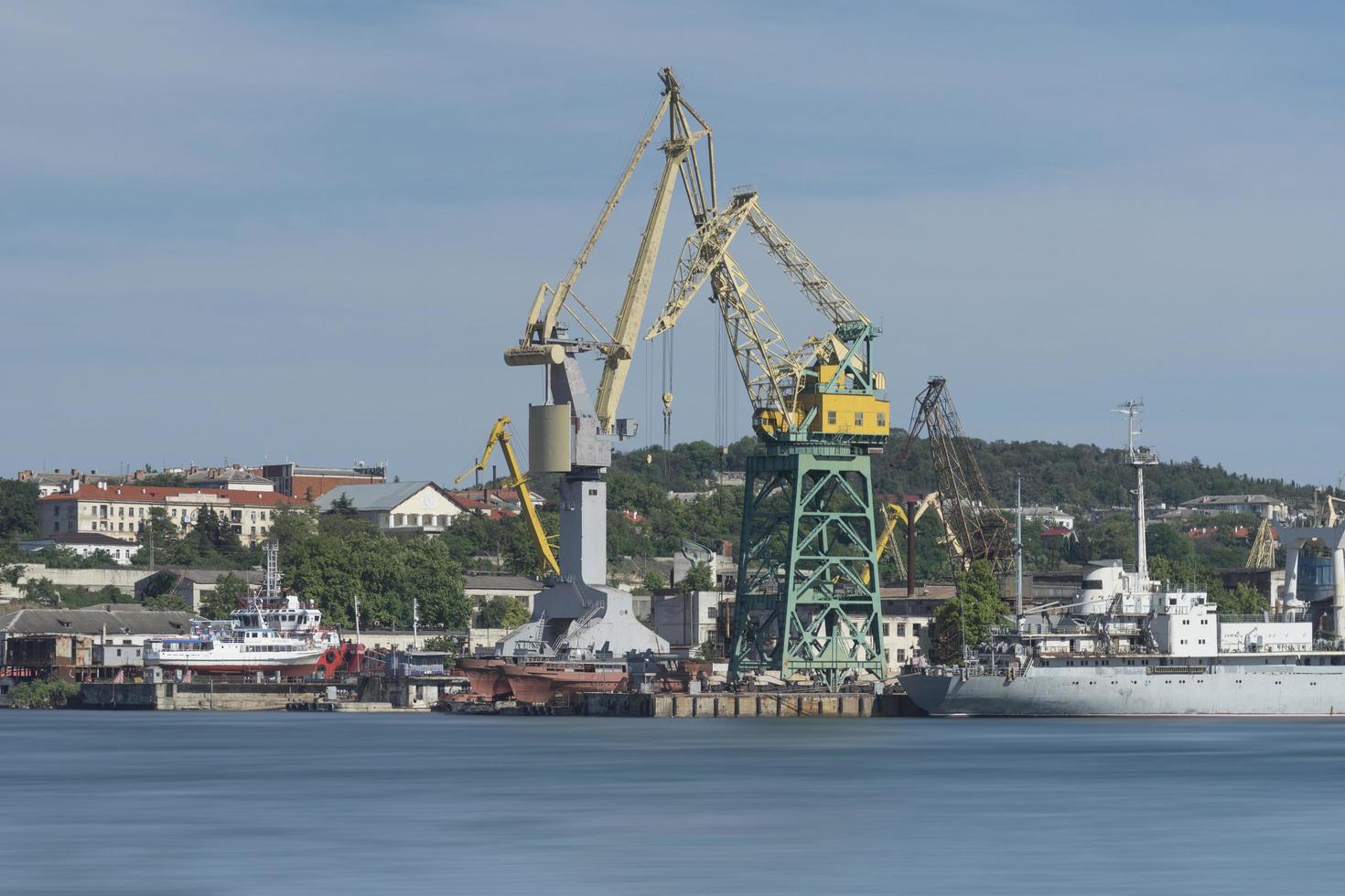 Industrielandschaft mit Kränen im Seehafen von Sewastopol foto