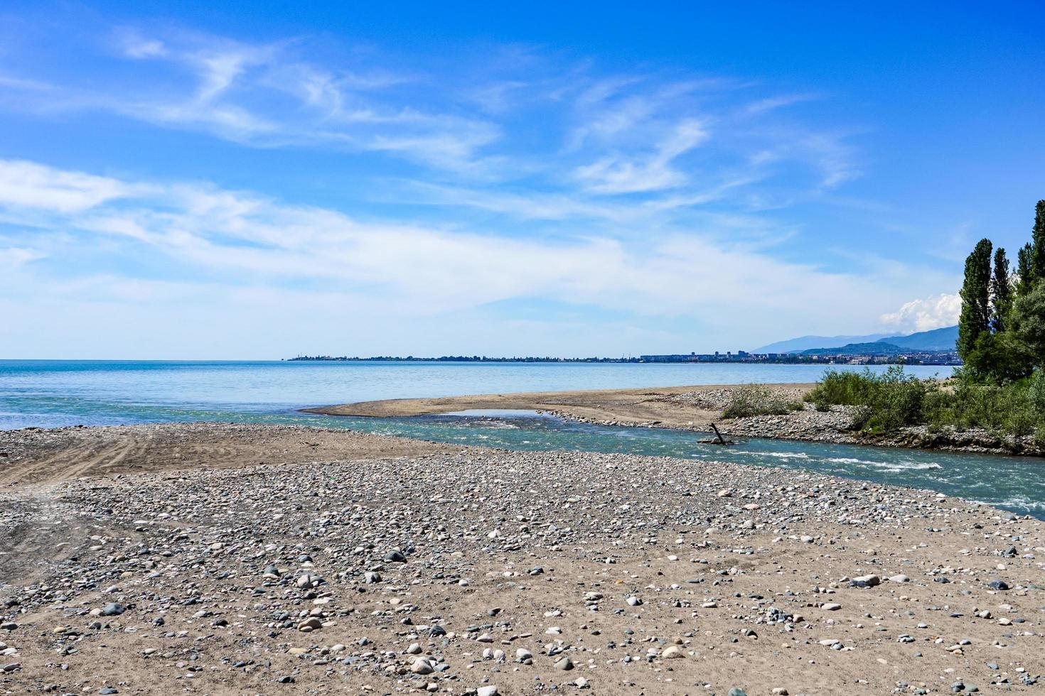 Naturlandschaft mit Blick auf den ins Meer fließenden Fluss. foto