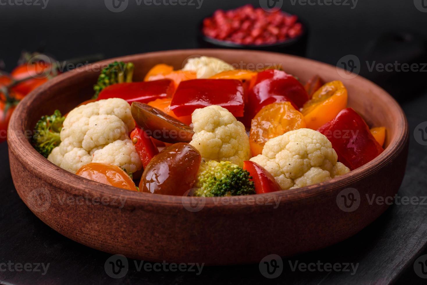 köstlich Salat von frisch Kirsche Tomaten, Süss Pfeffer, Brokkoli und Blumenkohl foto