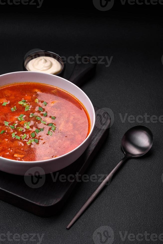 köstlich frisch ukrainisch Borscht mit Rüben, Möhren und Kohl foto