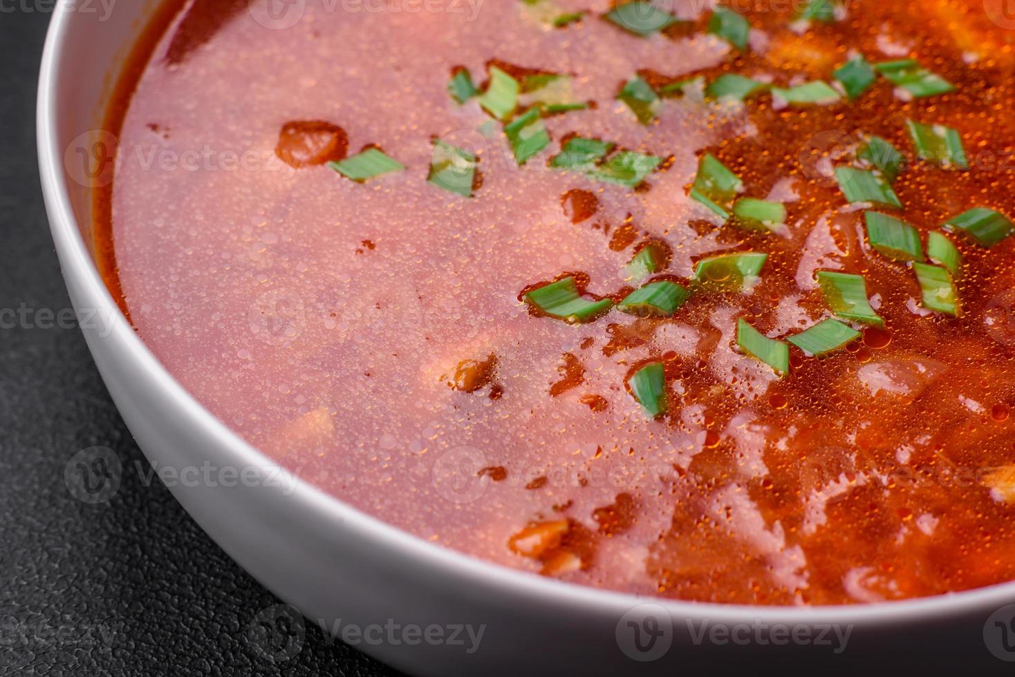 köstlich frisch ukrainisch Borscht mit Rüben, Möhren und Kohl foto