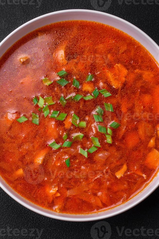 köstlich frisch ukrainisch Borscht mit Rüben, Möhren und Kohl foto