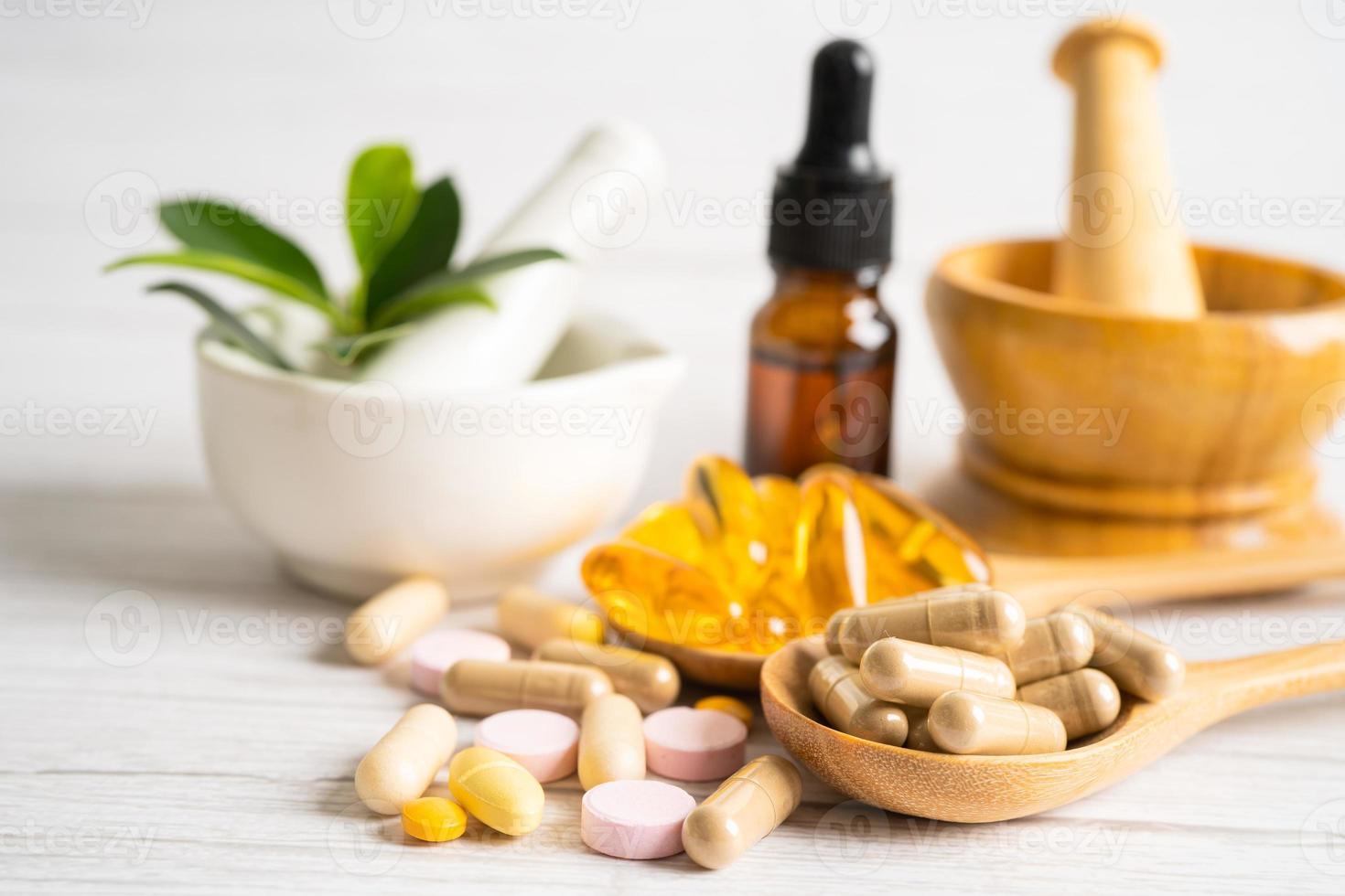 alternative Medizin pflanzliche Bio-Kapsel mit Vitamin E Omega 3 Fischöl, Mineralstoff, Medikament mit Kräuterblatt natürliche Nahrungsergänzungsmittel für ein gesundes und gutes Leben. foto