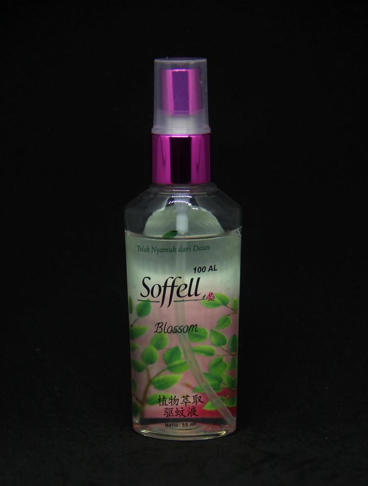 Jakarta, Indonesien - - April 21., 2023 - - soffell Rosa blühen 55 ml sprühen Flasche Anti Njamuk Mücken. Produkt Fotografie isoliert auf einfach Hintergrund foto