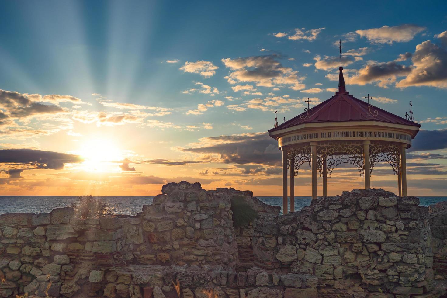 schöne Landschaft mit Sonnenuntergang und königlichem Pavillon foto