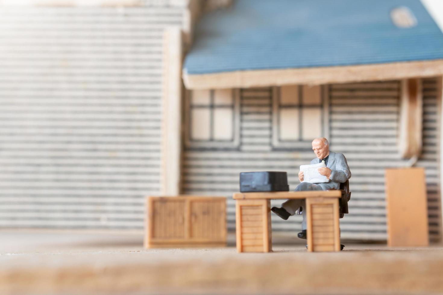 Miniatur-Geschäftsleute, die zu Hause arbeiten, um sich vor Coronaviren zu schützen, arbeiten von zu Hause aus foto