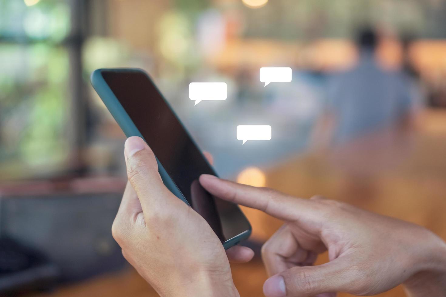 Frau hält ein Smartphone, um soziale Medien mit Kommunikationssymbolen zu verwenden. Technologiekonzept. foto