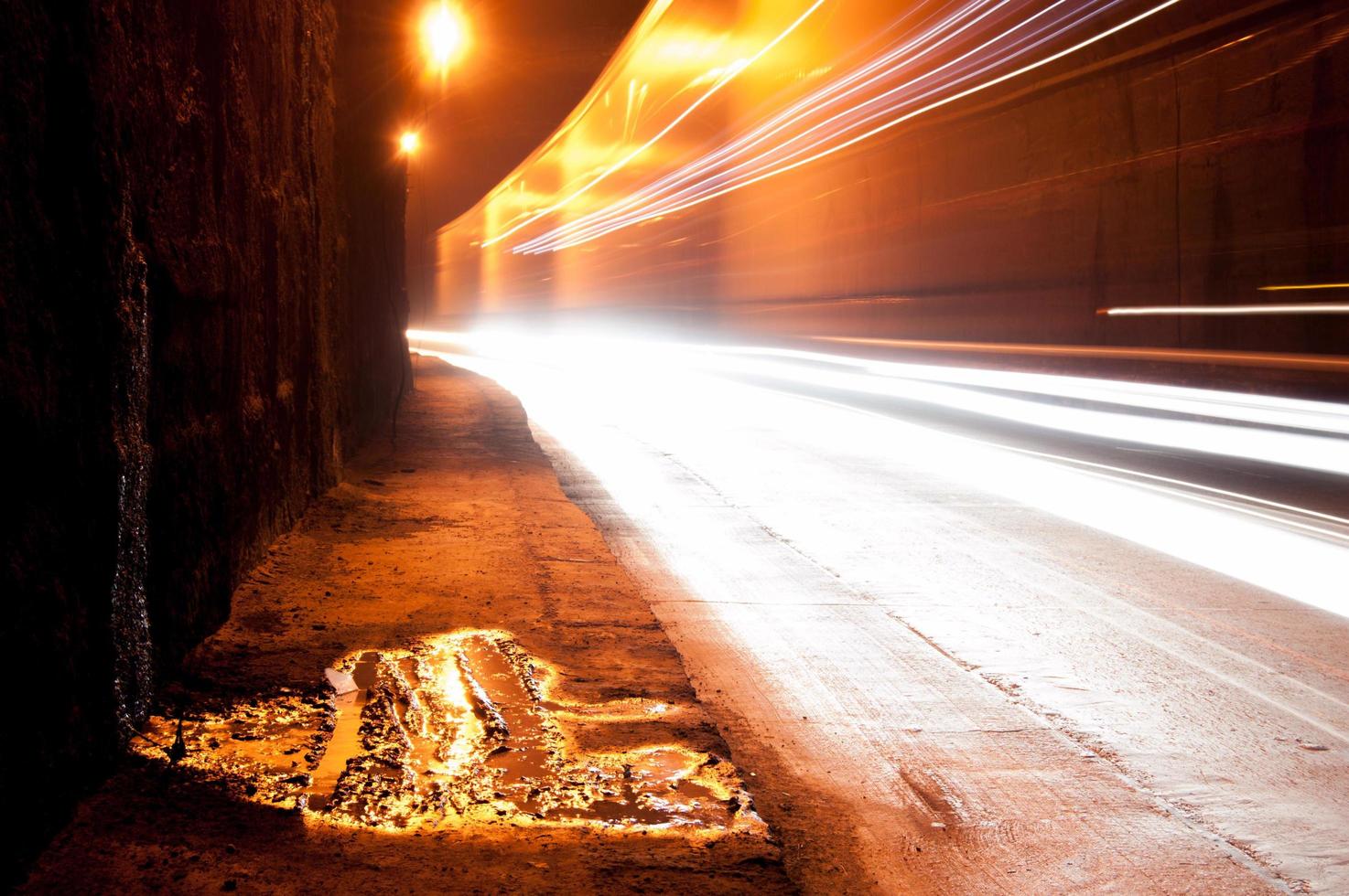 ein dunkler Tunnel mit hellen Spuren foto