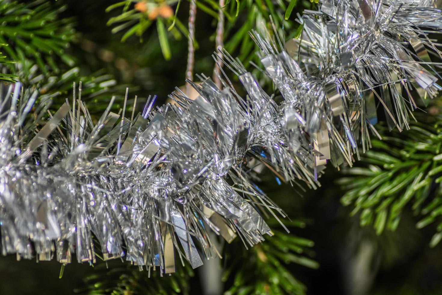 Silber Lametta beim das Weihnachten Baum Detail foto