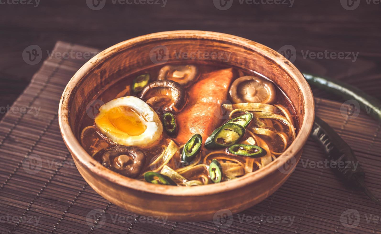 Schüssel Ramen mit Lachs foto