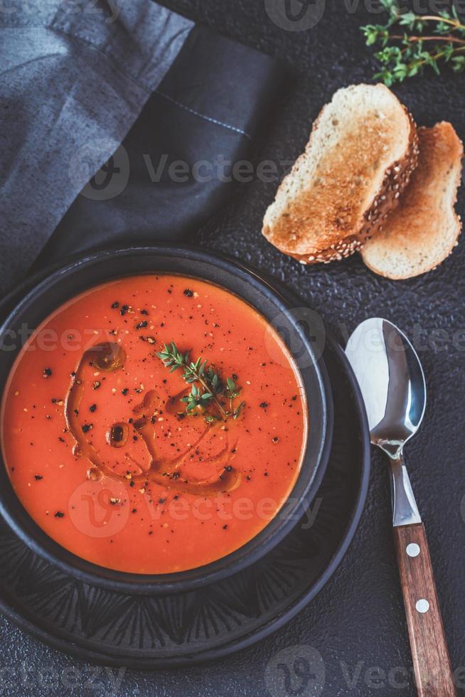 Schüssel würzige Tomatensuppe foto