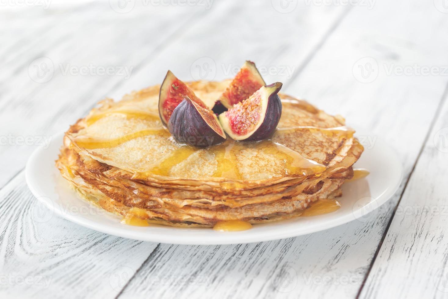 Stapel Crêpes auf dem weißen Teller foto