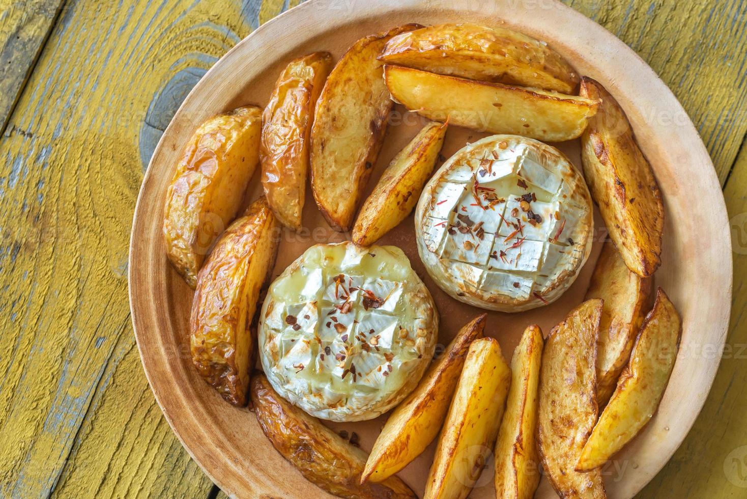 gebackener camembert mit kartoffeln foto