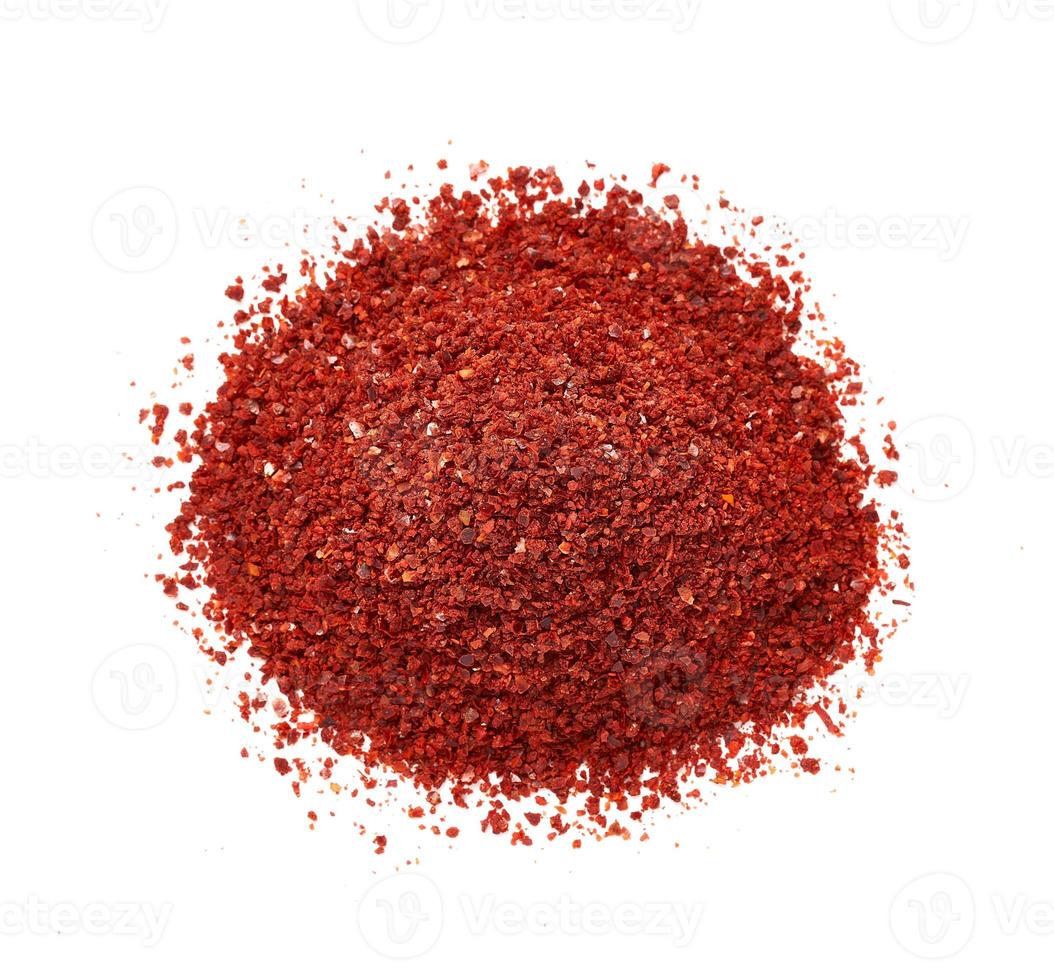 trocken rot Chili Pfeffer Flocke oder Boden Pulver grob Paprika isoliert auf Weiß Hintergrund. Stapel von rot Chili Pfeffer Flocke oder Boden Pulver grob Paprika isoliert. oben Aussicht Overhead foto