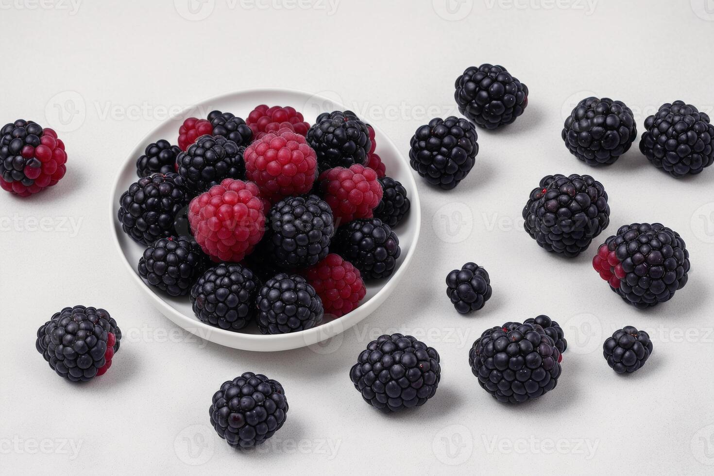 Brombeeren und Himbeeren im ein Teller auf ein Weiß Hintergrund. generativ ai foto