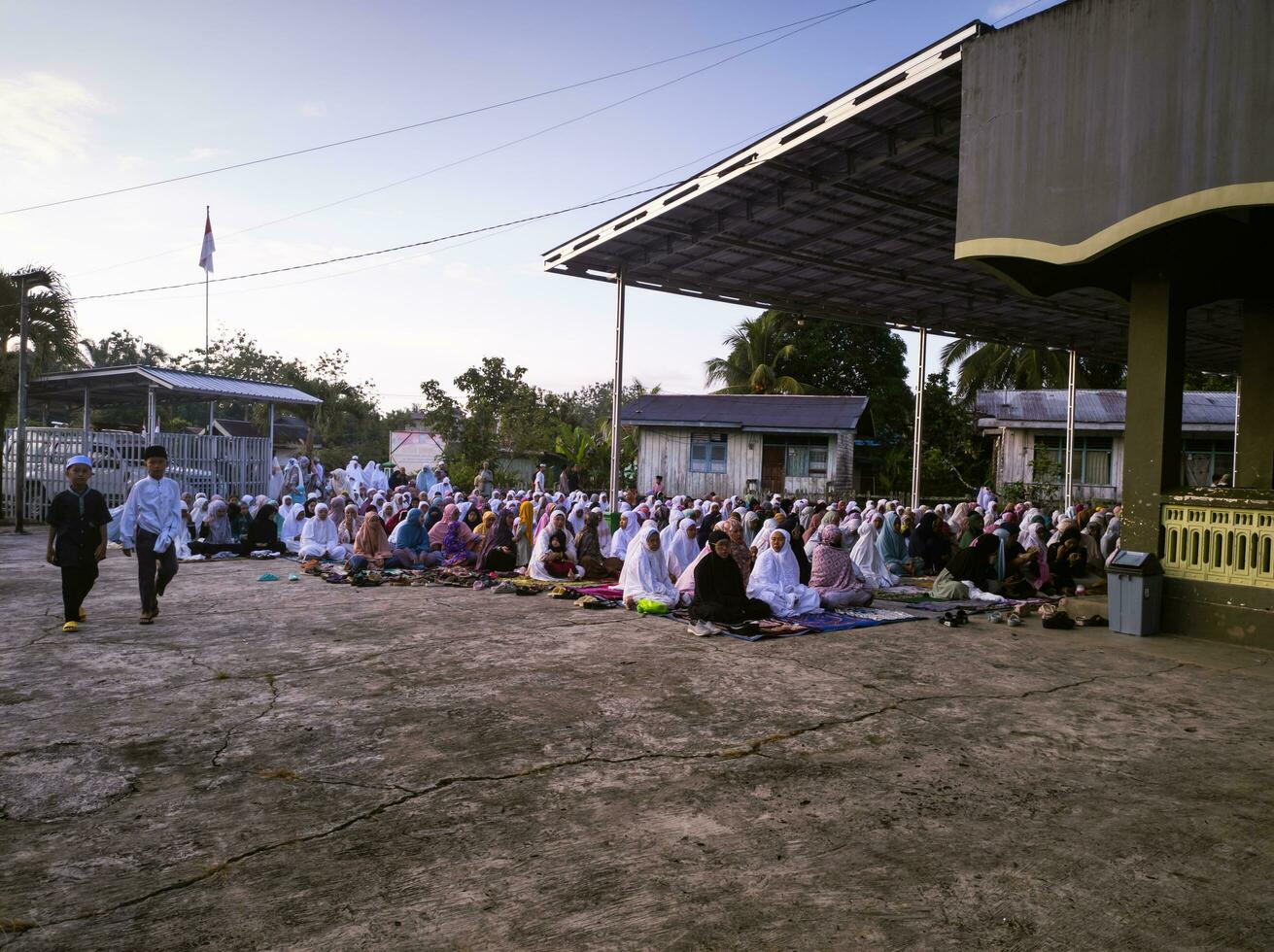 kuaro Kalimantan Timur, Indonesien 22 April 2023. Muslim Anbeter Wer werden ausführen das eid al-fitr Gebet auf das Terrasse von das Moschee foto