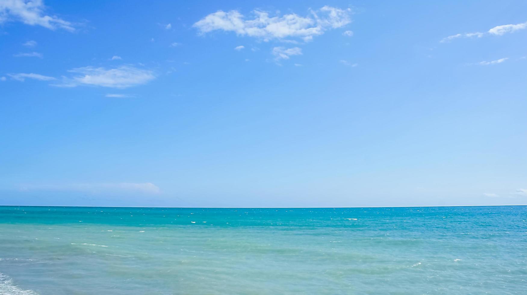 schöne Seelandschaft mit blauem Meer und Himmel foto