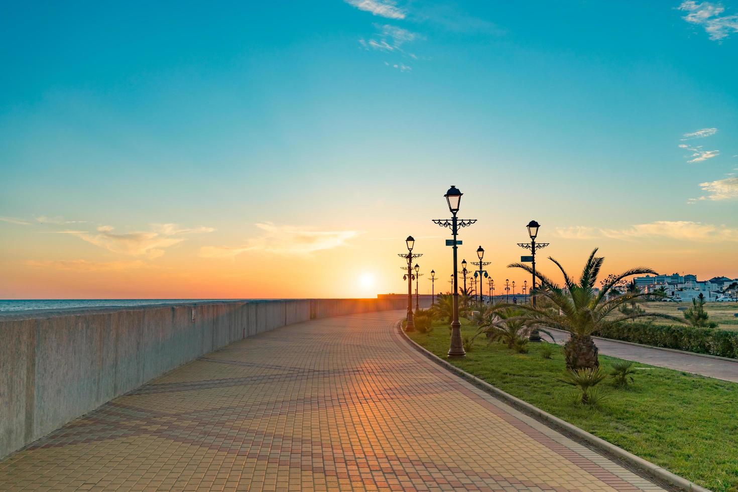 Stadtbild mit Blick auf den Sonnenuntergang über der Uferpromenade. Sotschi, Russland. foto