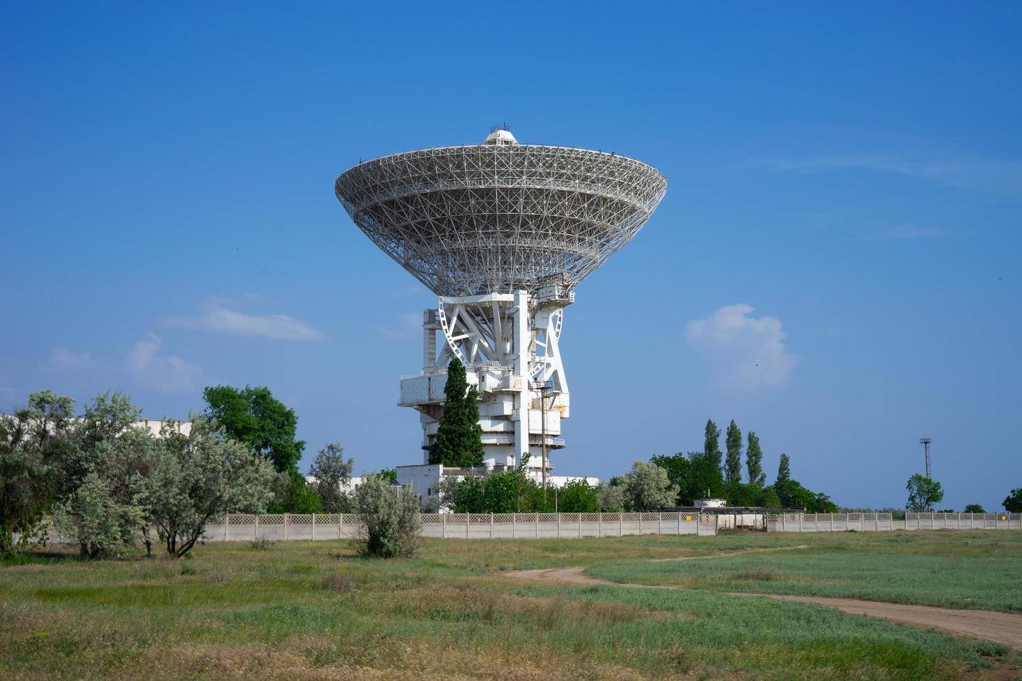 Naturlandschaft mit Blick auf das Radioteleskop RT-70. foto