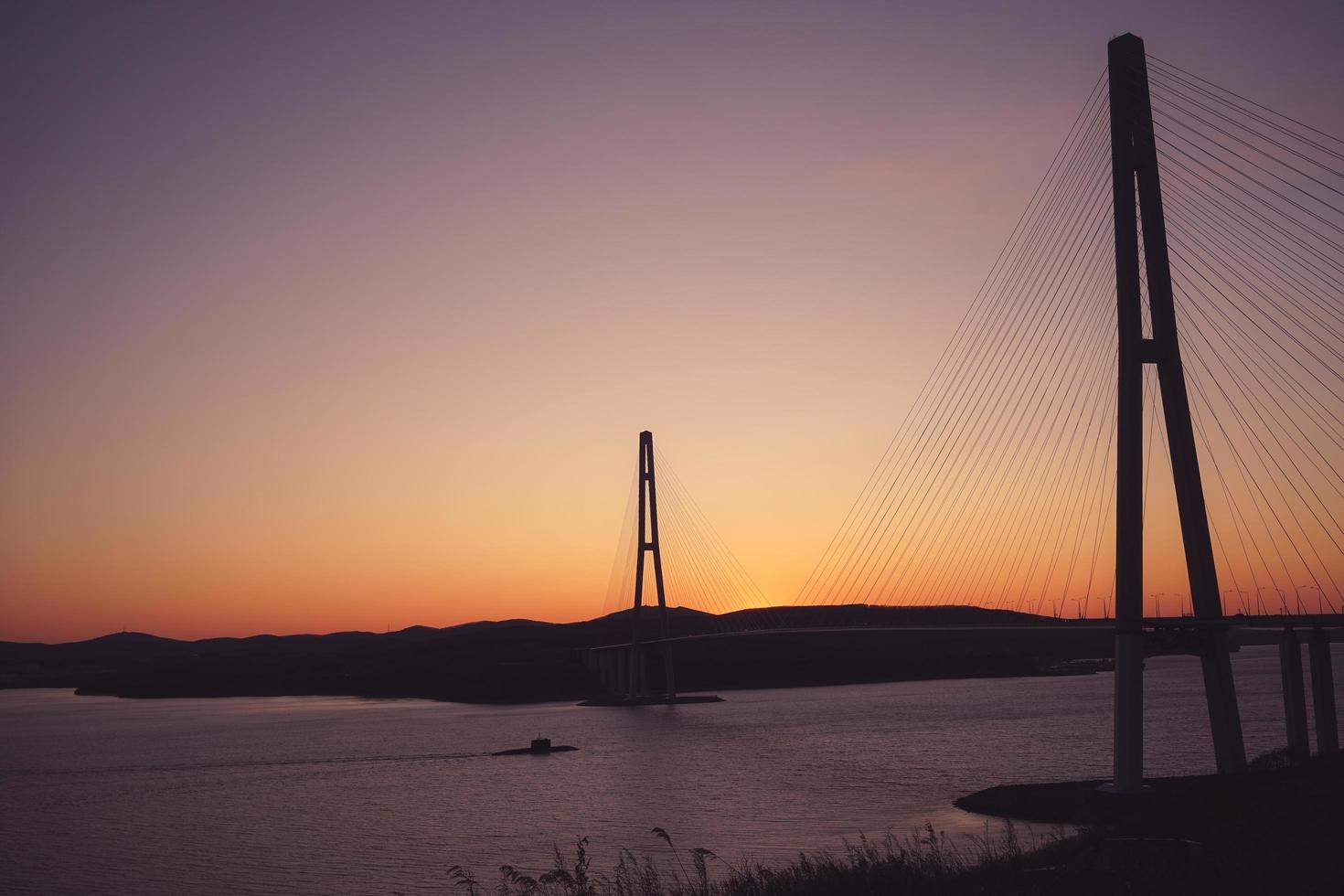 Seelandschaft mit Blick auf die russische Brücke bei Sonnenuntergang. foto