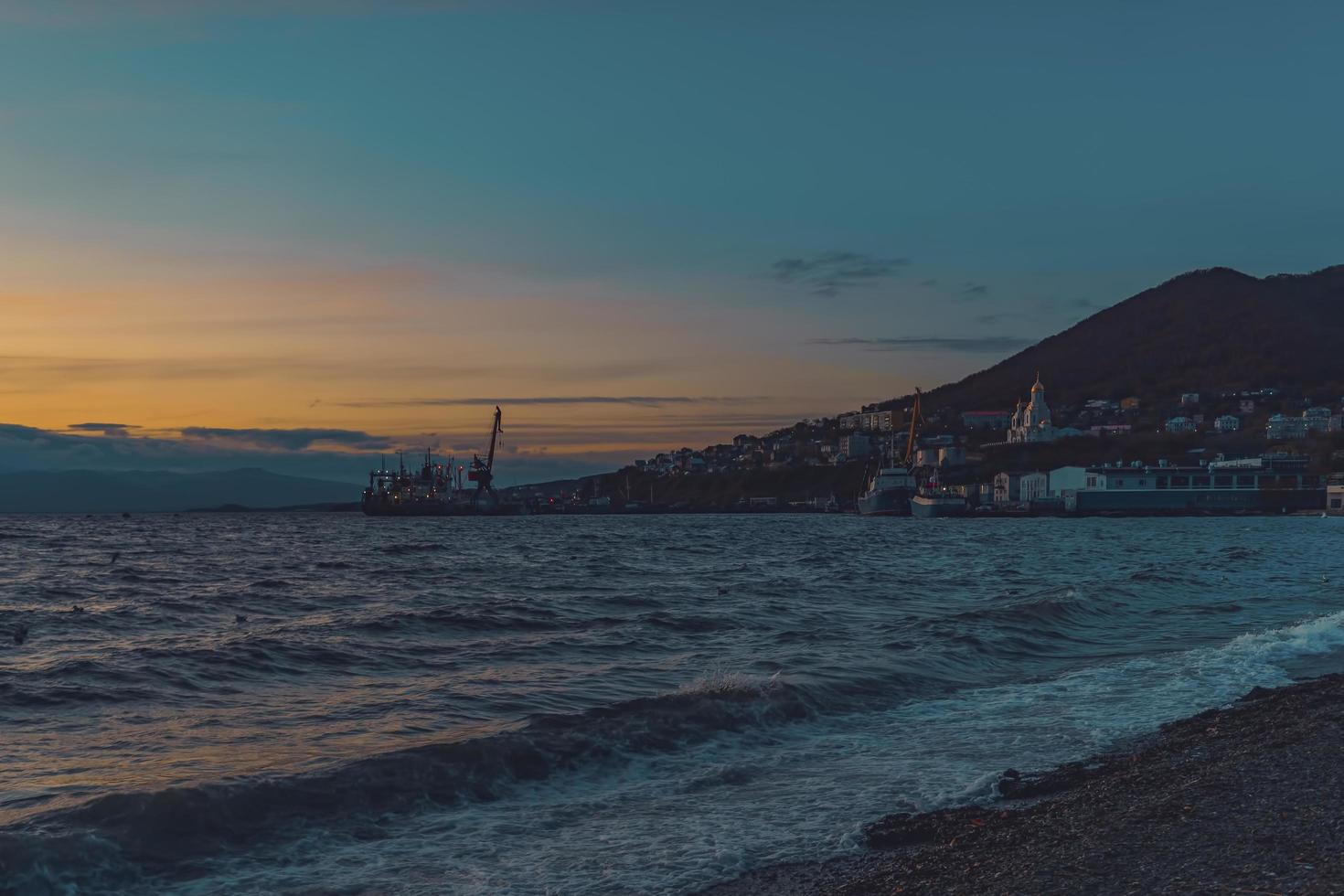 Seelandschaft mit Blick auf den Sonnenuntergang und die Küste. foto