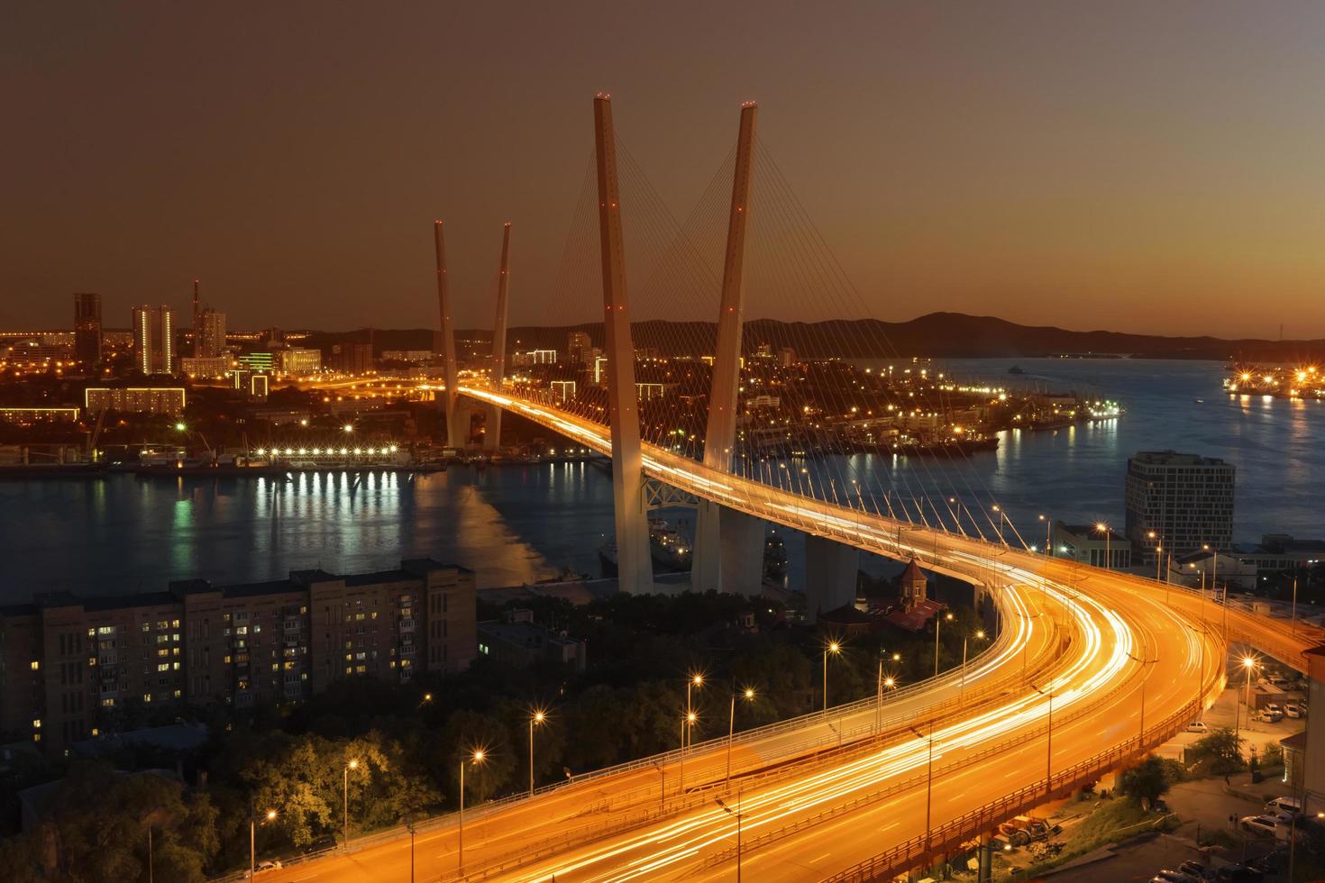 Sonnenuntergang über Wladiwostok und Blick auf die goldene Brücke foto