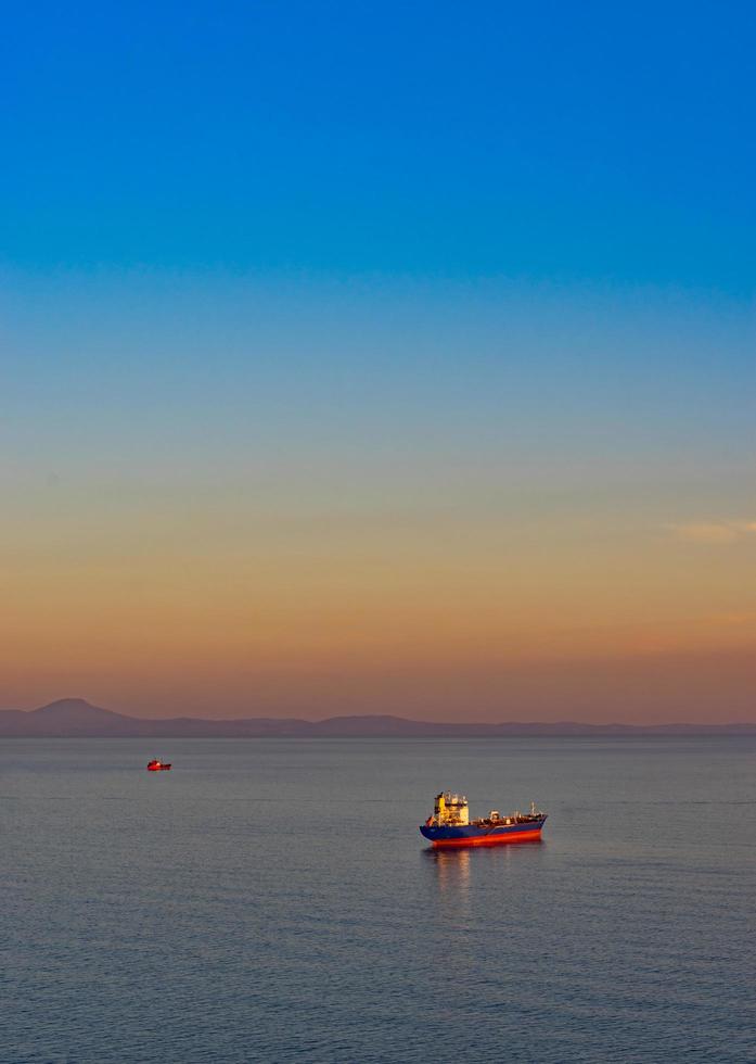 Seelandschaft mit Tanker und Schiffen auf dem Hintergrund des Meeres foto